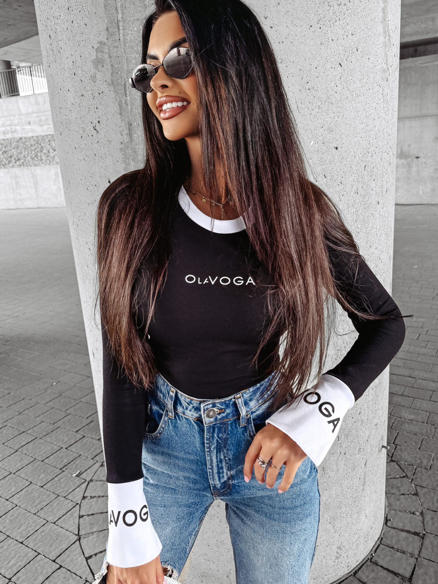 Bluzka damska OLAVOGA UNDERLINE dopasowana czarno-biała PRZEDSPRZEDAŻ - obrazek 2