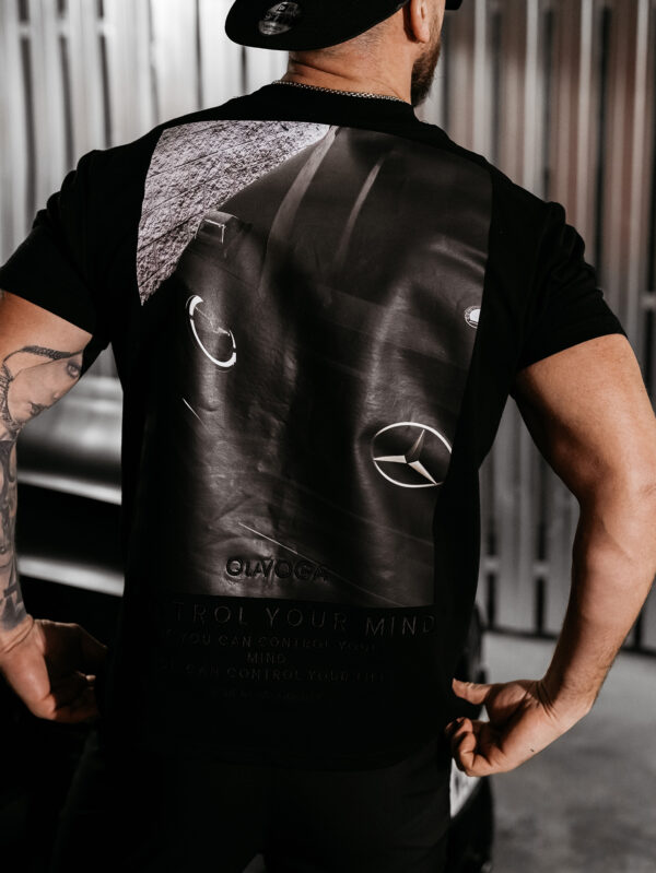 T-shirt męski z nadrukiem na plecach BERGO OLAVOGA czarny , olavoga męskie , olavoga wyprzedaż , olavoga wyprzedaz , olavoga zdjęcia , olavoga butiki partnerskie , koszulka męska olavoga , t-shirt mercedes , butik olv , Olavoga sklep online , ola voga , Olavoga men , sklep Olavoga , butik Olavoga , t-shirt męski Olavoga ,