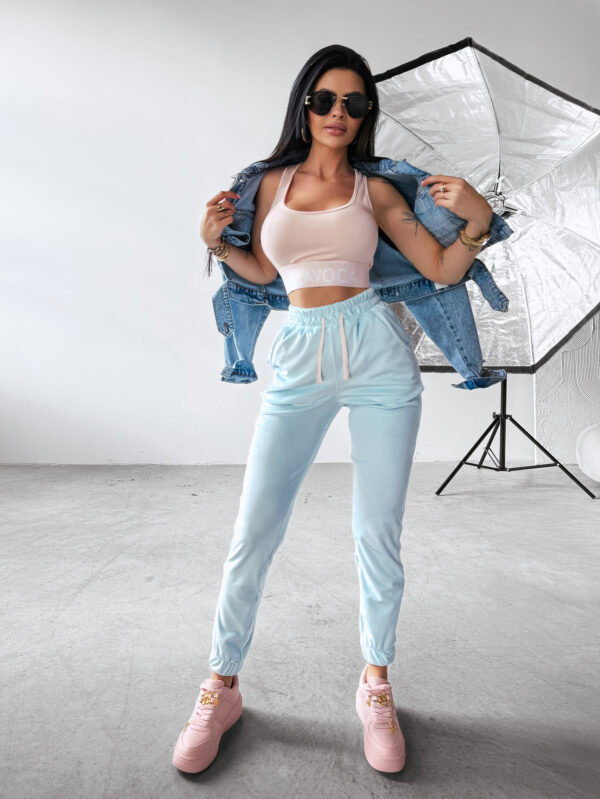 Spodnie sportowe welurowe STEAM OLAVOGA niebieskie , butik olv , olavoga sklep online , ola voga , butik olavoga , sklep olavoga , niebieskie spodnie damskie , spodnie olavoga , spodnie dresowe olavoga , olavoga steam , niebieskie spodnie dresowe , stem olv , sklep olv ,