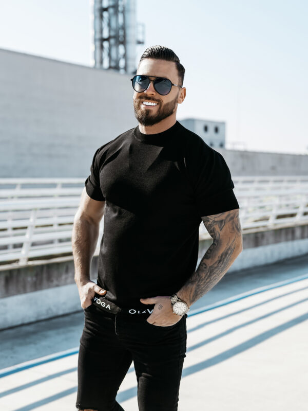 Sweter t-shirt męski na krótki rękaw NAKIS OLAVOGA czarny , olavoga męskie , olavoga wyprzedaż , olavoga wyprzedaz , olavoga zdjęcia , olavoga butiki partnerskie , koszulka męska olavoga , butik olv , olavoga sklep online , ola voga , butik olavoga , sklep olavoga , t-shirt olavoga , olavoga men , męski t-shirt olavoga ,