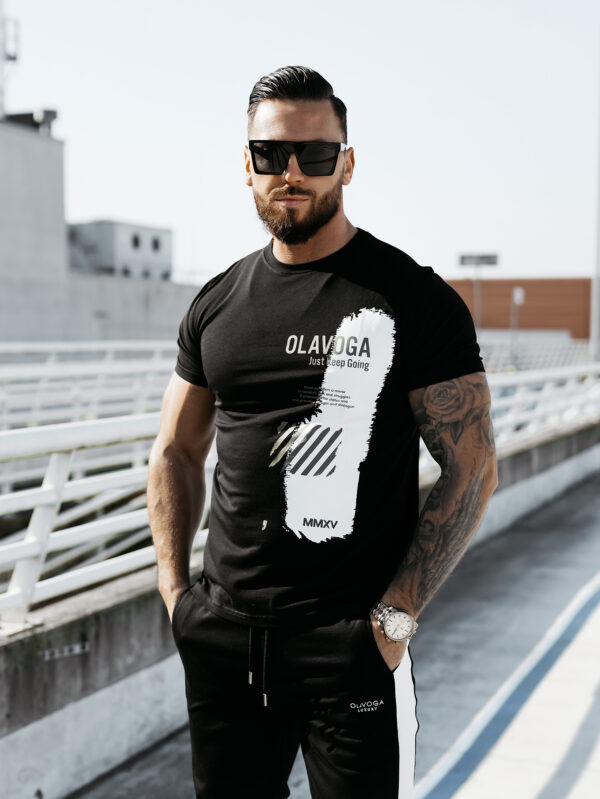 T-shirt klasyczny z nadrukiem SLEEK OLAVOGA czarny , olavoga męskie , olavoga wyprzedaż , olavoga wyprzedaz , olavoga zdjęcia , olavoga butiki partnerskie , koszulka męska olavoga , butik olv , olavoga sklep online , ola voga , butik olavoga , sklep olavoga , t-shirt olavoga , olavoga men , męski t-shirt olavoga ,