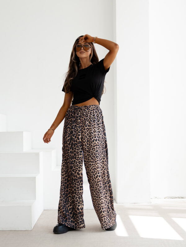 Spodnie casualowe NAVEEN OLAVOGA panterkowe , butik partnerski , wyprzedaż , wyprzedaz , zdjęcia , butiki partnerskie , butik olv , sklep online , ola voga , o la voga , butik , sklep , olv , shop , eleganckie , damskie , szerokie , women , pants , bawełniane , motyw zwierzęcy , beżowe , black , różowe , pudrowe , satynowe , czarne ,