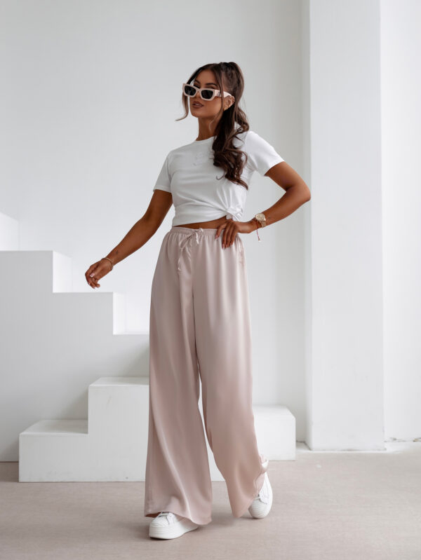 Spodnie casualowe NAVEEN OLAVOGA beżowe , butik partnerski , wyprzedaż , wyprzedaz , zdjęcia , butiki partnerskie , butik olv , sklep online , ola voga , o la voga , butik , sklep , olv , shop , eleganckie , damskie , szerokie , women , pants , bawełniane , panterkowe , motyw zwierzęcy , czarne , black , różowe , pudrowe ,