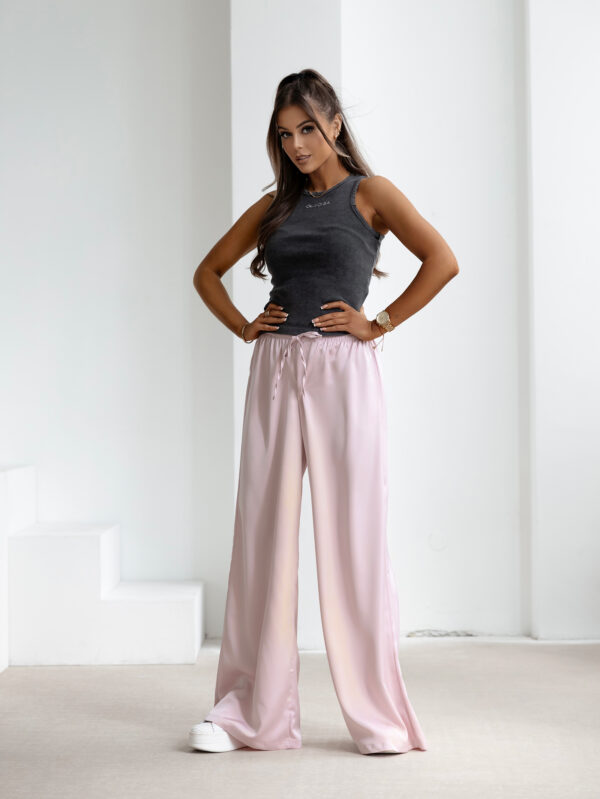 Spodnie casualowe NAVEEN OLAVOGA pudrowe , butik partnerski , wyprzedaż , wyprzedaz , zdjęcia , butiki partnerskie , butik olv , sklep online , ola voga , o la voga , butik , sklep , olv , shop , eleganckie , damskie , szerokie , women , pants , bawełniane , panterkowe , motyw zwierzęcy , czarne , black , różowe , beżowe ,