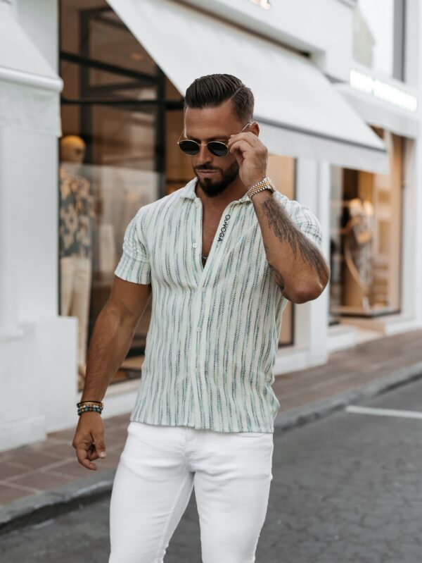 Koszula casual męska na krótki rękaw PORDE OLAVOGA zielona , butik partnerski , wyprzedaż , wyprzedaz , zdjęcia , butiki partnerskie , olv , sklep online , ola voga , butik , sklep , shop , men , elegancka , beżowa , shirt , beige , green , white , biała , żakardowa , z tkaniny strukturalnej , letnia , wakacyjna , przewiewna , ecru ,