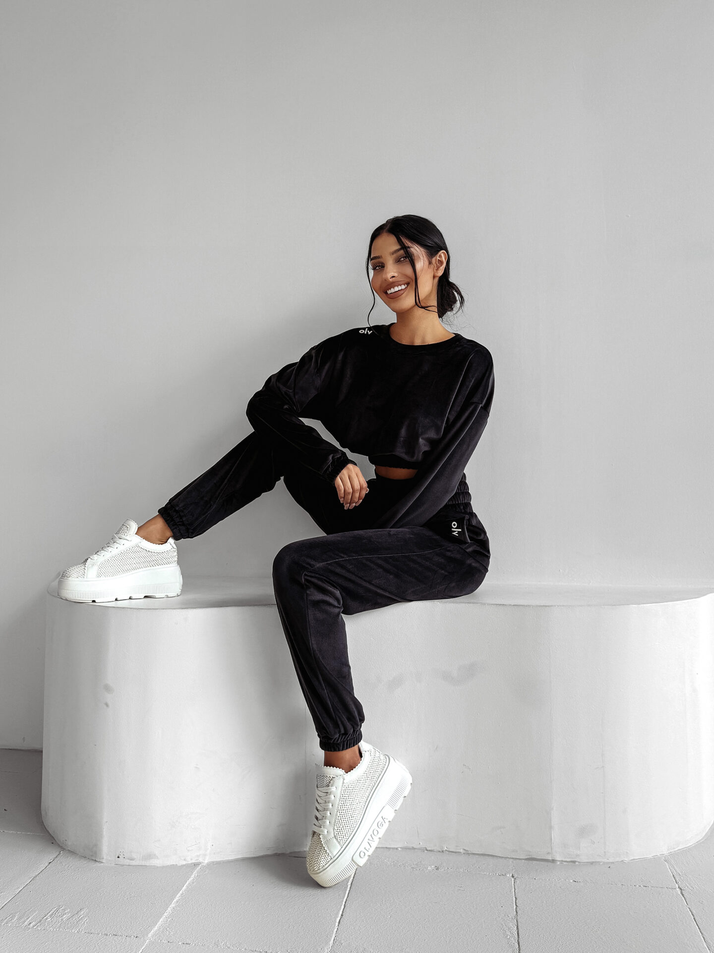 Komplet damski welurowy VELVET STORM OLAVOGA czarny , s , m , l , nowa kolekcja , najnowsza kolekcja , new , sprzedaż , butik partnerski , wyprzedaż , wyprzedaz , zdjęcia , butiki partnerskie , butik olv , sklep online , ola voga , o la voga , butik , sklep , olv , shop , dresowe , women , jesienny , black ,