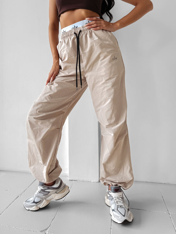 Spodnie damskie cargo RAINY DAY OLAVOGA beżowe , s , m , nowa kolekcja , najnowsza kolekcja , new , sprzedaż , butik partnerski , wyprzedaż , wyprzedaz , zdjęcia , butiki partnerskie , butik olv , sklep online , ola voga , o la voga , butik , sklep , olv , shop , dresowe , damskie , szerokie , women , pants , bawełniane , beżowe , black , z gumą , beżowe , beige , białe , white ,