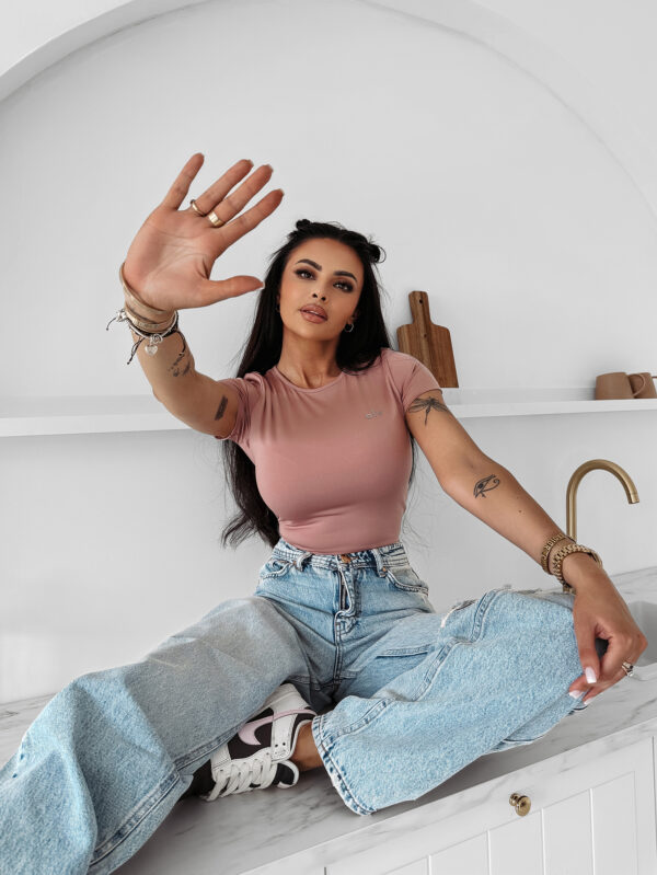 T-shirt damski dopasowany BASIC MUSE OLAVOGA redwood , sprzedaż , new , nowa kolekcja , s , m , najnowsza kolekcja , butik partnerski , wyprzedaż , wyprzedaz , olavoga , zdjęcia , butiki partnerskie , butik olv , sklep online , ola voga , o la voga , modny butik , sklep , shop , olv, women , bawełniany , letni , bluzka , letni , beige , kobiecy , modny , biała , white , koszulka , basic , top , black , white , biała , ecru