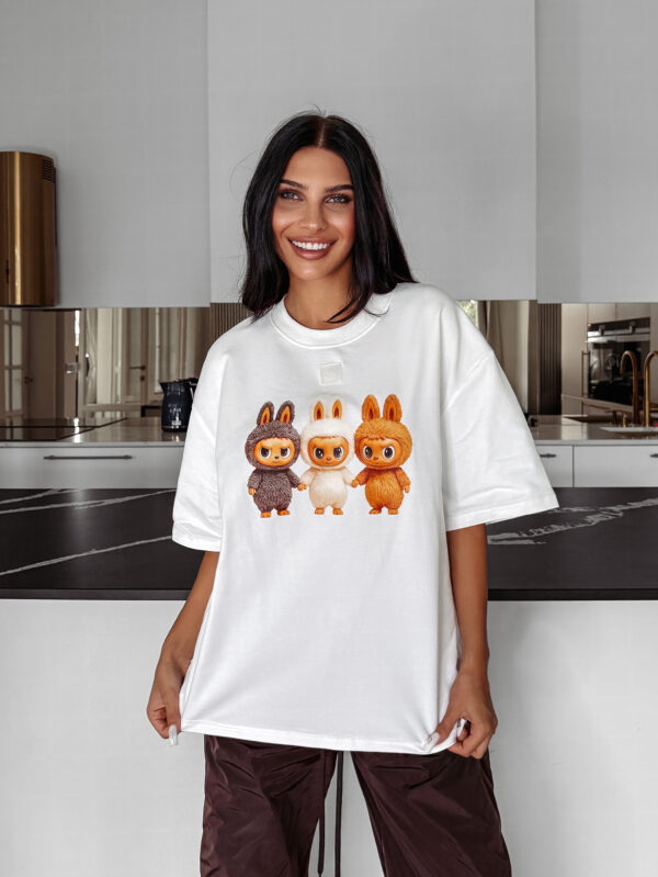 T-shirt damski oversize'owy HEART SIDE OLAVOGA ecru , sprzedaż , new , nowa kolekcja , s , m , najnowsza kolekcja , butik partnerski , wyprzedaż , wyprzedaz , olavoga , zdjęcia , butiki partnerskie , butik olv , sklep online , ola voga , o la voga , modny butik , sklep , shop , olv, women , bawełniany , letni , bluzka , luźna , luźny , letni , beige , kobiecy , modny , biała , white , koszulka , basic , top , black , white , biała , ecru , brązowy , brown , labubu , la bubu ,