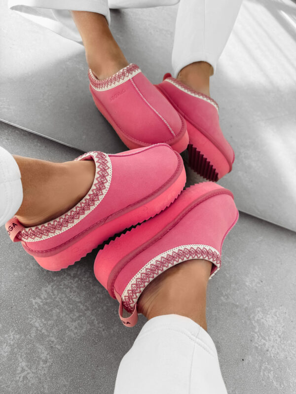 Różowe buty damskie OLAVOGA CUSIE dwie pary na nogach ,