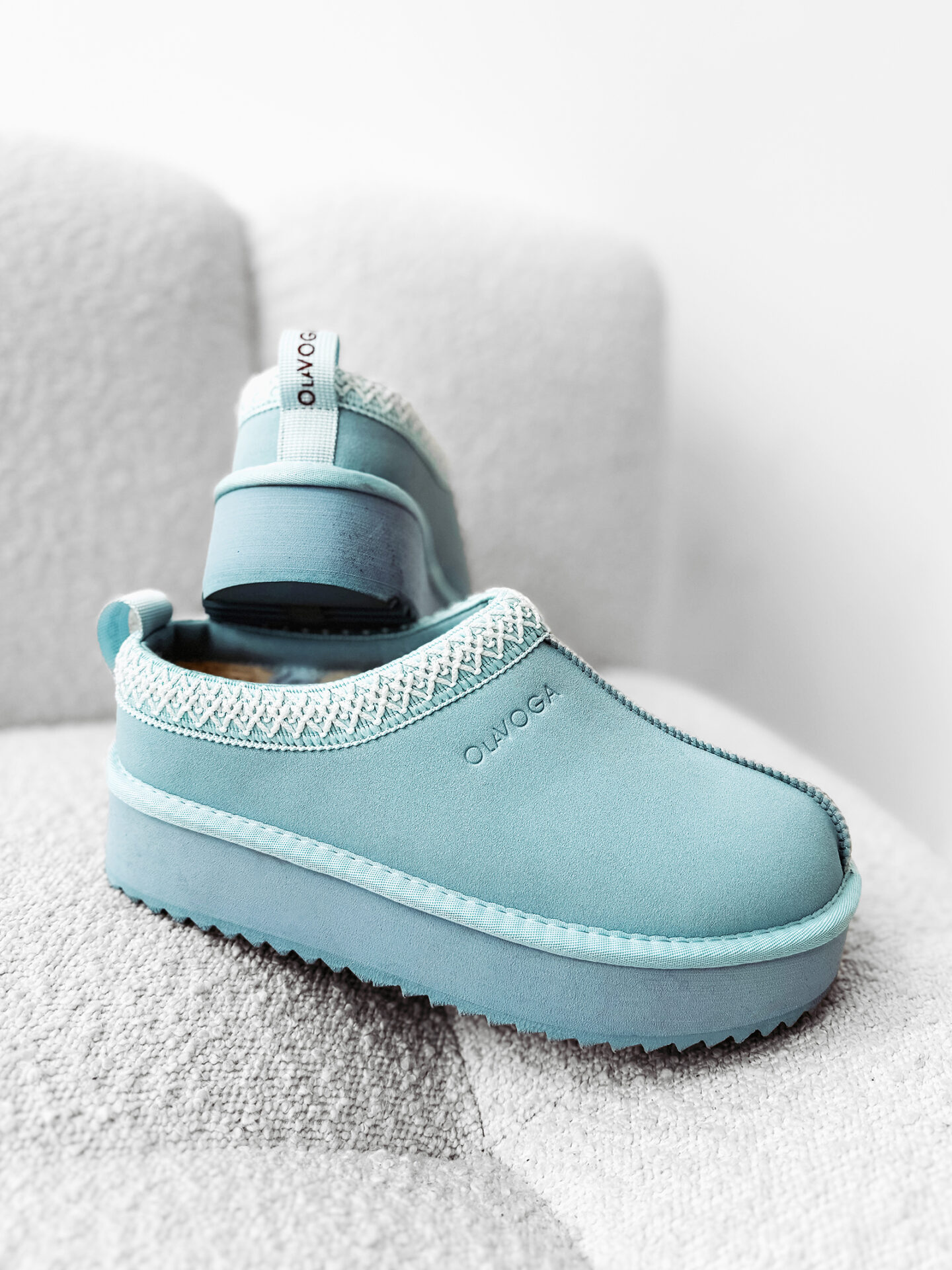 Niebieskie buty damskie OLAVOGA CUSIE z bliska ,