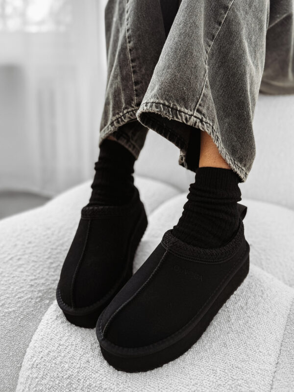 Czarne buty damskie OLAVOGA CUSIE na nogach ,