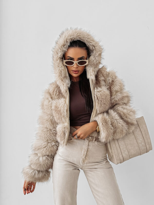 Jasnobeżowa kurtka damska OLAVOGA LANIKA futerkowa z kapturem od przodu