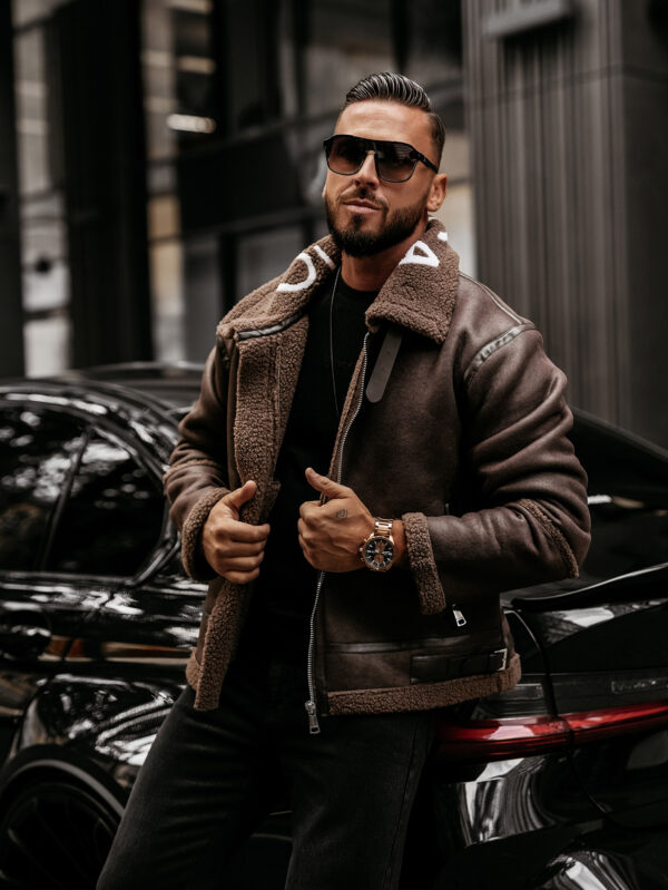 Czekoladowa kurtka męska OLAVOGA LENNOX model w kurtce przy somochodzie ,