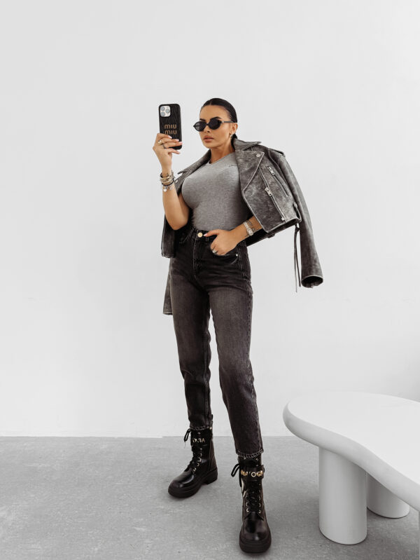 Szare spodnie jeansowe OLAVOGA NOIA od przodu ,